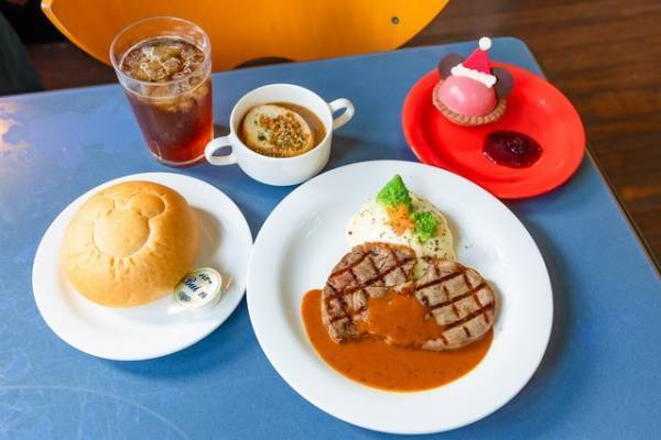 【ディズニー】ホリデー期間の注目フードを食べ歩き！スペシャルイベント「ディズニー・クリスマス」