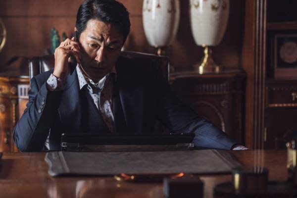 チュ・ジフン主演『ジェントルマン』犬探しが不可解な事件に繋がる予告編＆場面写真