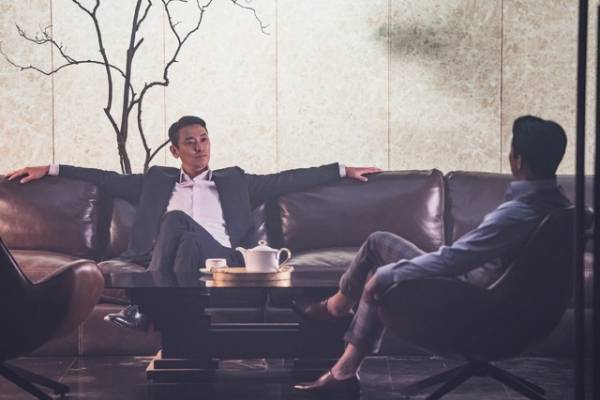 チュ・ジフン主演『ジェントルマン』犬探しが不可解な事件に繋がる予告編＆場面写真