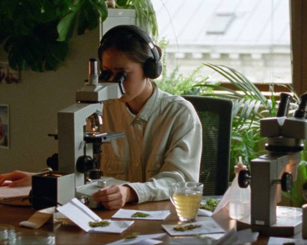 バス・ドゥヴォス最新作『Here』予告＆大島依提亜が手掛けるアザーポスター解禁