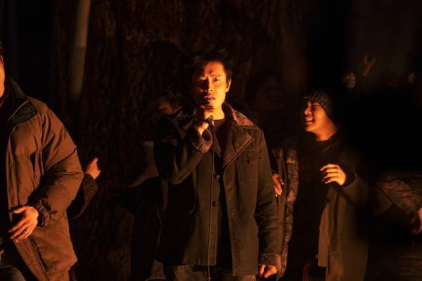 “住民代表”イ・ビョンホン、新年迎え指ハートを添えてカラオケ！『コンクリート・ユートピア』本編映像