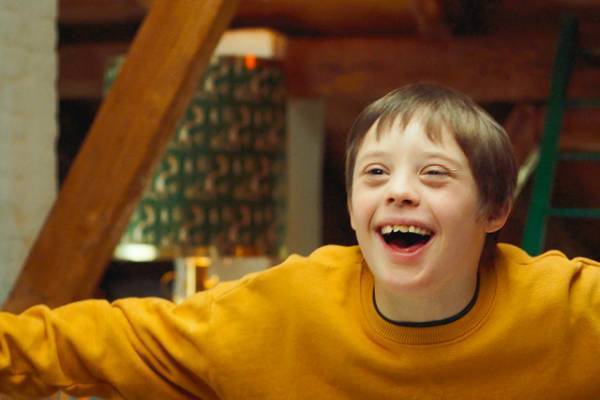 『弟は僕のヒーロー』どこまでも陽気な家族会議の本編冒頭映像到着