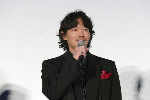 綾野剛「迷いなく情念を込めて」　主演作『カラオケ行こ！』で「紅」裏声熱唱