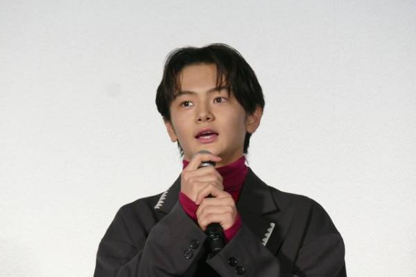 綾野剛「迷いなく情念を込めて」　主演作『カラオケ行こ！』で「紅」裏声熱唱