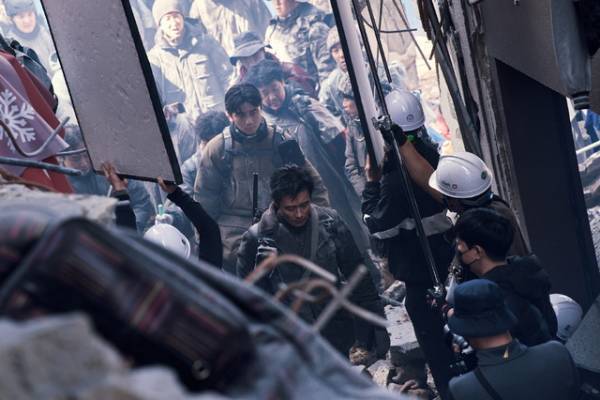 パク・ソジュン、イ・ビョンホンとの共演に感銘「横で見ているだけで、良い影響を」『コンクリート・ユートピア』