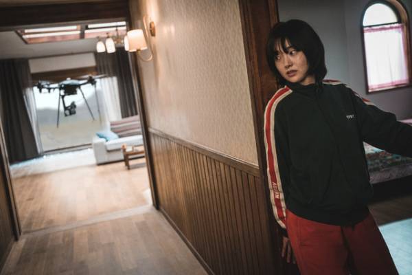 イ・ドンウクは「とても頼りになる先輩」過酷なアクションに挑んだキム・ヘジュンが感謝「殺し屋たちの店」