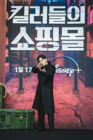 イ・ドンウクは「とても頼りになる先輩」過酷なアクションに挑んだキム・ヘジュンが感謝「殺し屋たちの店」