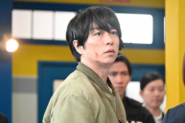 櫻井翔“武蔵”、人質の嘘を暴き獣一人の面を剥ぐ…「新空港占拠」第2話