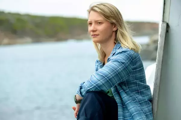 ミア・ワシコウスカ「海への愛を思い出して」『ブルーバック あの海を見ていた』監督＆原作者も語る特別映像