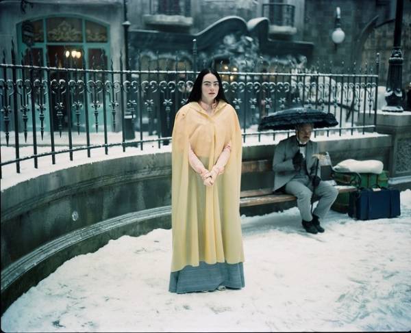 エマ・ストーン主演『哀れなるものたち』、『クルエラ』『女王陛下のお気に入り』に共通する“ヘア・メイク”の華麗なる仕事