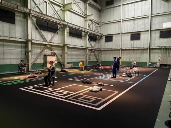 それぞれの思惑が渦巻く…1日目の夜のメンバーを捉える『ある閉ざされた雪の山荘で』本編映像