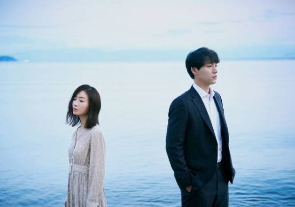 福士蒼汰＆松本まりか、ずぶ濡れで横たわるカットほか『湖の女たち』場面写真