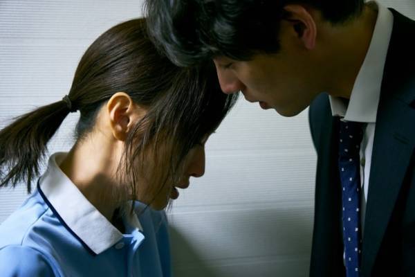 福士蒼汰＆松本まりか、ずぶ濡れで横たわるカットほか『湖の女たち』場面写真