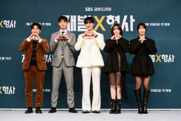 アン・ボヒョンの“ヒーロー能力値”は「想像以上」と監督　「財閥 x 刑事」配信開始