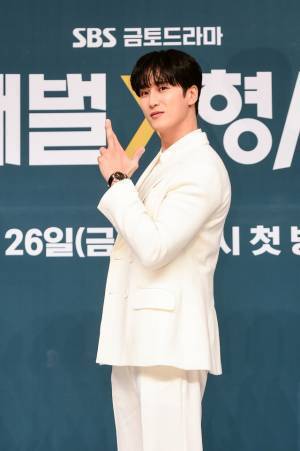 アン・ボヒョンの“ヒーロー能力値”は「想像以上」と監督　「財閥 x 刑事」配信開始