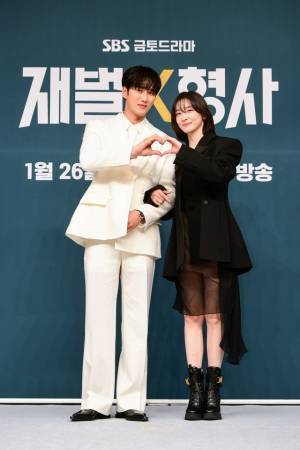 アン・ボヒョンの“ヒーロー能力値”は「想像以上」と監督　「財閥 x 刑事」配信開始