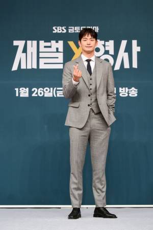 アン・ボヒョンの“ヒーロー能力値”は「想像以上」と監督　「財閥 x 刑事」配信開始