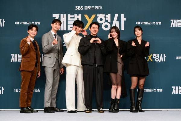 アン・ボヒョンの“ヒーロー能力値”は「想像以上」と監督　「財閥 x 刑事」配信開始