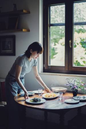 綾瀬はるか、ローマへ！ 2年半ぶり再開「ハルカノイセカイ」第5弾発売中