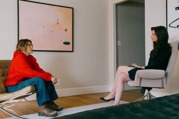 アン・ハサウェイ＆ピーター・ディンクレイジ、夫婦と個性的キャラ捉える『ブルックリンでオペラを』場面写真