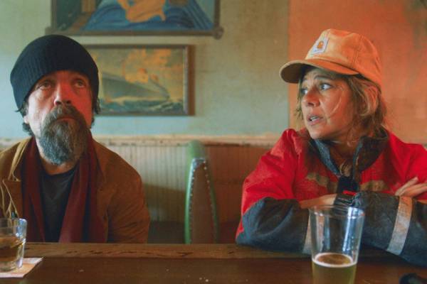 アン・ハサウェイ＆ピーター・ディンクレイジ、夫婦と個性的キャラ捉える『ブルックリンでオペラを』場面写真