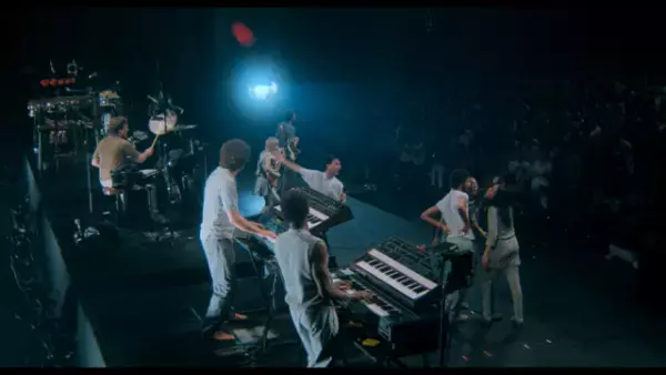 「Burning Down the House」圧巻の演奏シーン『ストップ・メイキング・センス 4Kレストア』本編映像