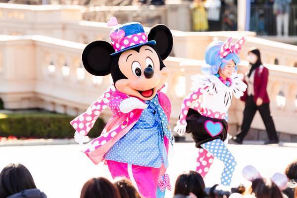 【ディズニー】“パルパル衣装”のミッキー＆ミニー！春限定、パークチケットとホテル宿泊がセットになった新プラン登場