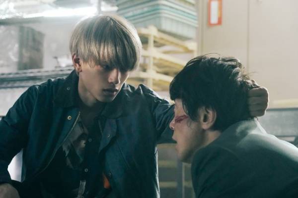 津田健次郎“ラスボス”迫る！ 高橋恭平＆宮世琉弥の姿も『映画 マイホームヒーロー』場面写真