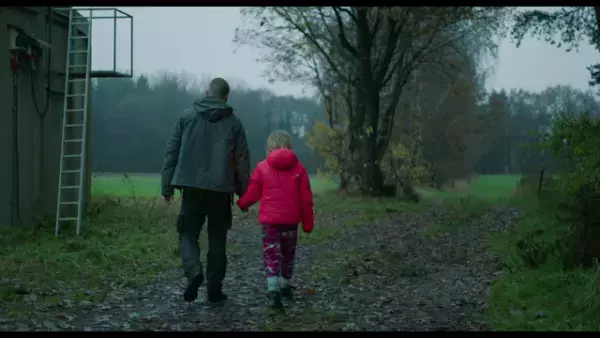 ただ、ママのもとに帰りたいだけ…居場所のない少女の叫び映す『システム・クラッシャー』予告編＆ポスター