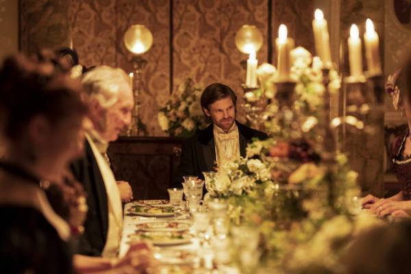 「ダウントン・アビー」のクリエイターが再集結「ベルグレービア 新たなる秘密」3月配信