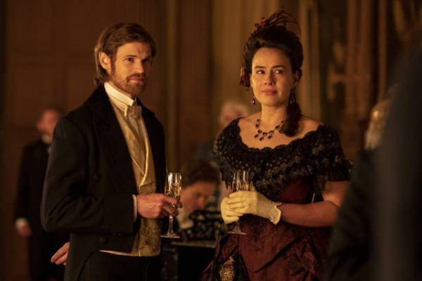 「ダウントン・アビー」のクリエイターが再集結「ベルグレービア 新たなる秘密」3月配信