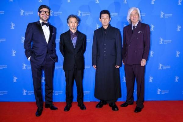 永瀬正敏＆浅野忠信＆佐藤浩市ら『箱男』ベルリン世界初上映に参加「時代が『箱男』に追いついた」と監督
