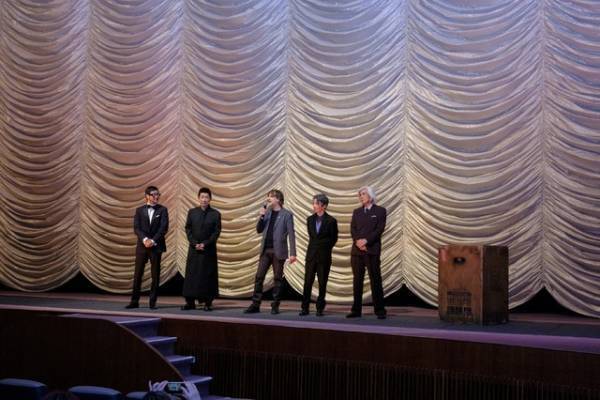 永瀬正敏＆浅野忠信＆佐藤浩市ら『箱男』ベルリン世界初上映に参加「時代が『箱男』に追いついた」と監督