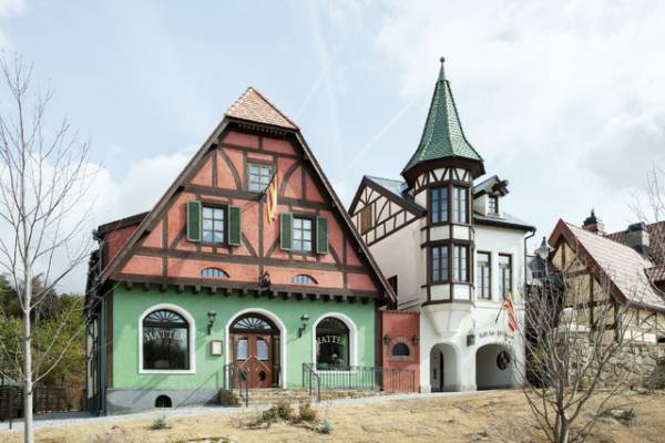 ジブリパーク新エリア「魔女の谷」初公開 『魔女の宅急便』『ハウルの動く城』をイメージ