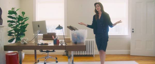 アン・ハサウェイの着こなしからキャラクターが見える『ブルックリンでオペラを』新場面写真