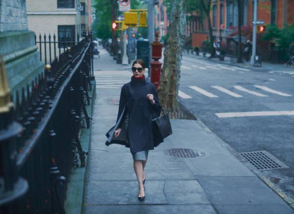 アン・ハサウェイの着こなしからキャラクターが見える『ブルックリンでオペラを』新場面写真