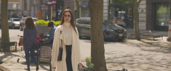 アン・ハサウェイの着こなしからキャラクターが見える『ブルックリンでオペラを』新場面写真