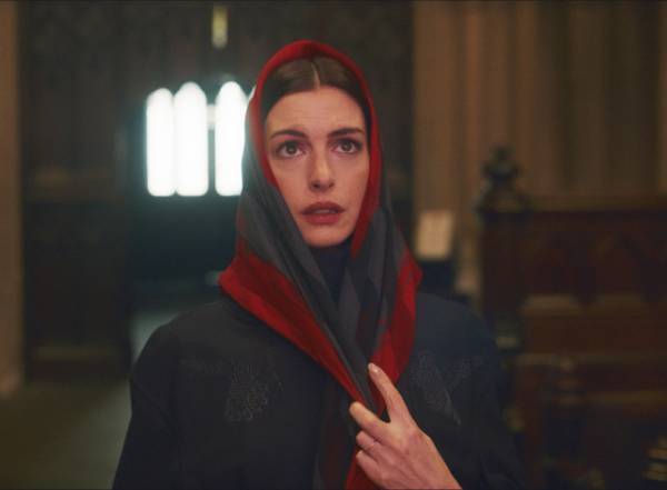 アン・ハサウェイの着こなしからキャラクターが見える『ブルックリンでオペラを』新場面写真