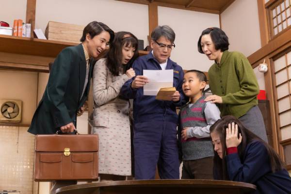 橋本環奈、夢に向かって邁進する「万博の太陽」魅力はじけるカット公開