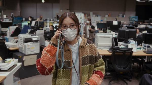 芳根京子＆江口のりこよりコメント到着「テレビ報道記者」新場面写真も公開