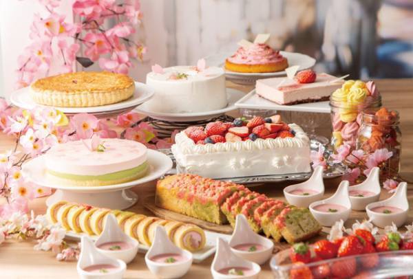 【ディズニー】昼夜でイクスピアリの表情が変わる！“桜”カラーに染まる「サクラ ランタン ストリート」開催中