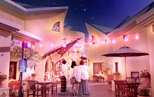 【ディズニー】昼夜でイクスピアリの表情が変わる！“桜”カラーに染まる「サクラ ランタン ストリート」開催中