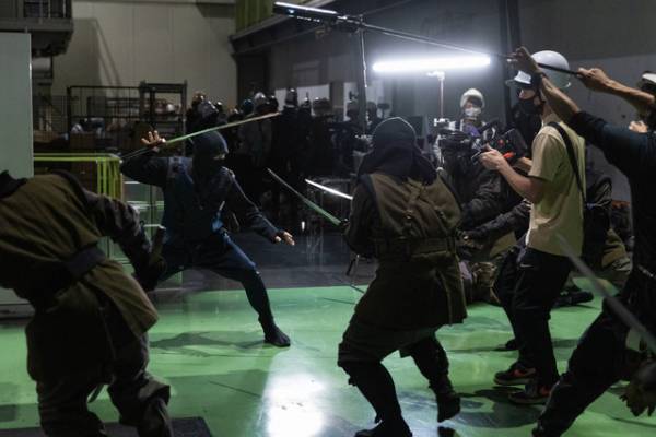 賀来賢人、感涙のクランクアップ「忍びの家」制作秘話語る特別メイキング映像