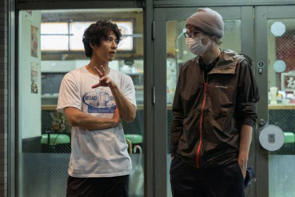 賀来賢人、感涙のクランクアップ「忍びの家」制作秘話語る特別メイキング映像