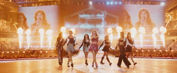 テイラー・スウィフト『The Eras Tour』予告編公開　アコースティック・ソングが追加収録