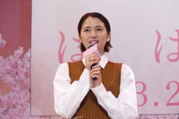 長澤まさみ、映画初共演の佐藤健は「カッコ良すぎて、こっちが恥ずかしく」
