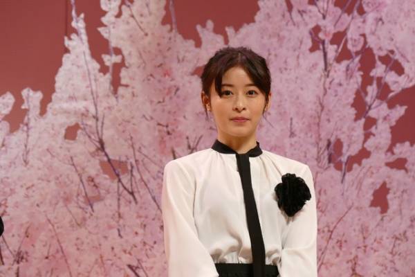 長澤まさみ、映画初共演の佐藤健は「カッコ良すぎて、こっちが恥ずかしく」