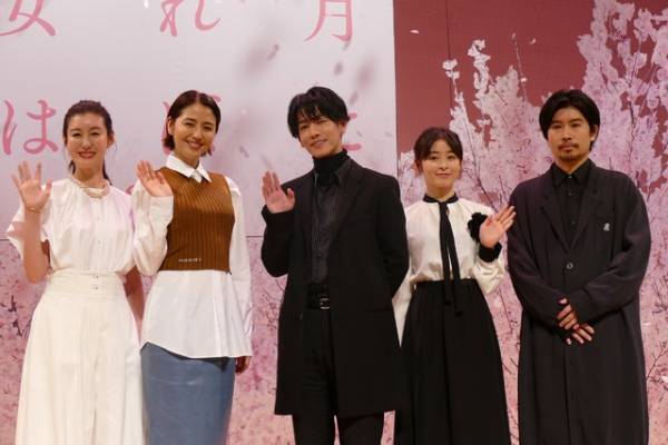 長澤まさみ、映画初共演の佐藤健は「カッコ良すぎて、こっちが恥ずかしく」