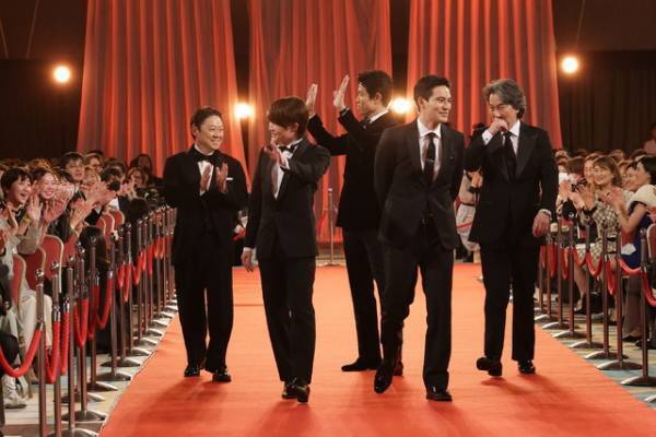 【第47回日本アカデミー賞】金髪姿の菅田将暉＆スーツで決めた磯村勇斗＆プレゼンター松村北斗ら、笑顔でレッドカーペットを闊歩