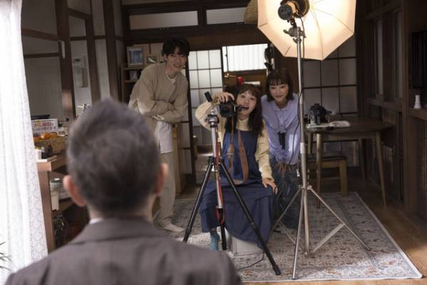 木梨憲武“雅彦”のスペシャルな注文で奈緒“瞳”が遺影を撮影…「春になったら」第9話